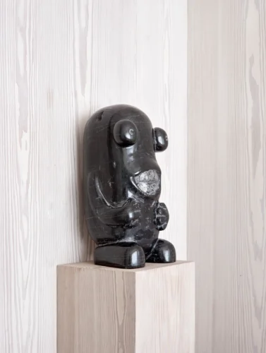 Stefan Rinck, Black Pill, 2023, Petit granit, 50 x 25 x 24 cm. Courtesy Newchild and the artist.