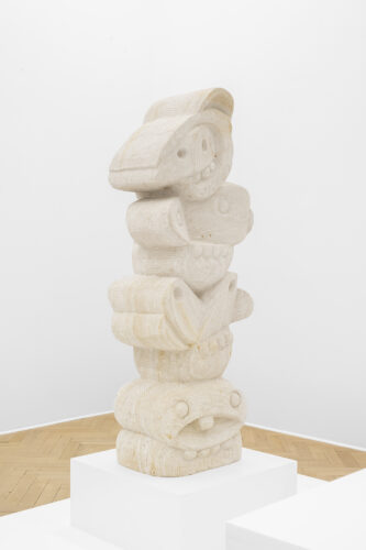 Stefan Rinck, Spheres Totem, 2024, Sandstone, 140 x 45 x 35 cm. Photo: Hugard & Vanoverschelde.