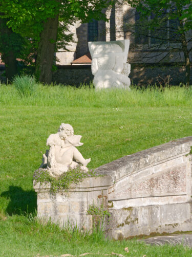 Stefan Rinck, 2025, Camarilla in Disguise, Limestone, 295 x 170 x 200 cm. Photo: © Aurélien Mole. Courtesy Domaine départemental de Chamarande, Semiose, Paris and the artist.