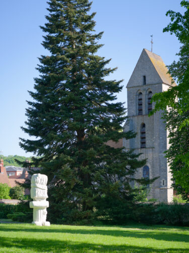 Stefan Rinck, 2021, It Owl, Limestone, 430 x 140 x 135 cm. Photo: © Aurélien Mole. Courtesy Domaine départemental de Chamarande, Semiose, Paris and the artist.