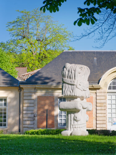Stefan Rinck, 2021, It Owl, Limestone, 430 x 140 x 135 cm. Photo: © Aurélien Mole. Courtesy Domaine départemental de Chamarande, Semiose, Paris and the artist.