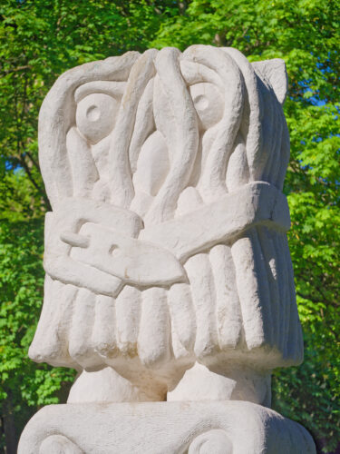 Stefan Rinck, 2021, It Owl, Limestone, 430 x 140 x 135 cm. Photo: © Aurélien Mole. Courtesy Domaine départemental de Chamarande, Semiose, Paris and the artist.