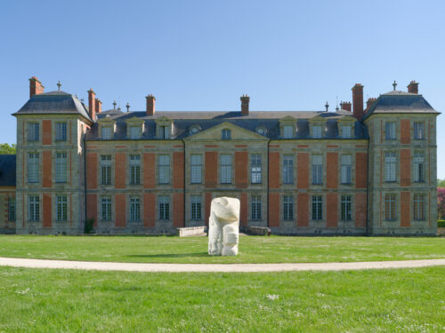 Stefan Rinck, Parade, Domaine de Chamarande. Photo: © Aurélien Mole. Courtesy Domaine départemental de Chamarande, Semiose, Paris and the artist.