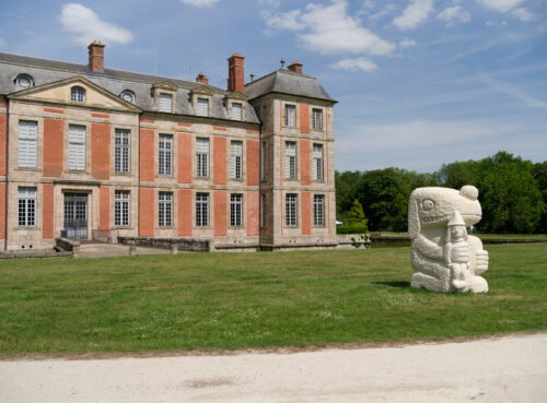 Stefan Rinck, 2025, Fate's Fool, Limestone, 270 x 165 x 130 cm. Photo: © Aurélien Mole. Courtesy Domaine départemental de Chamarande, Semiose, Paris and the artist.
