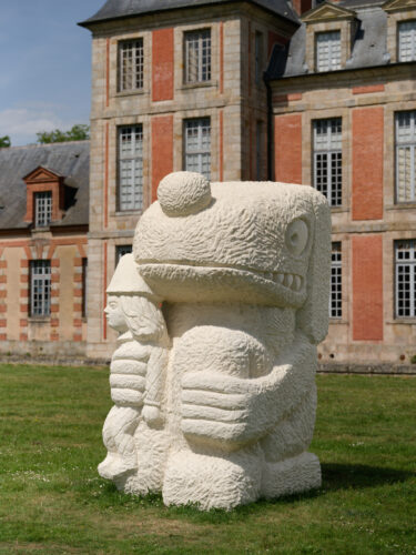 Stefan Rinck, 2025, Fate's Fool, Limestone, 270 x 165 x 130 cm. Photo: © Aurélien Mole. Courtesy Domaine départemental de Chamarande, Semiose, Paris and the artist.