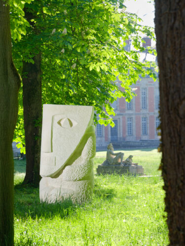 Stefan Rinck, 2025, Camarilla in Disguise, Limestone, 295 x 170 x 200 cm. Photo: © Aurélien Mole. Courtesy Domaine départemental de Chamarande, Semiose, Paris and the artist.