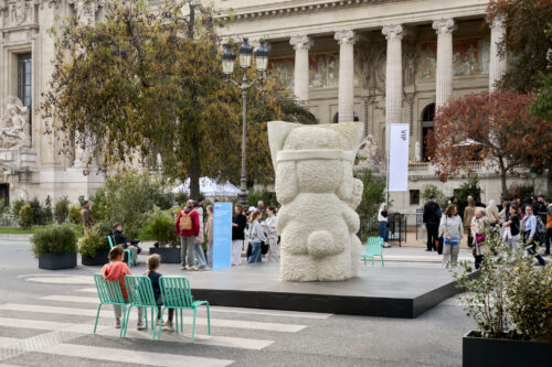 Stefan Rinck, 2025, Camarilla in Disguise, Limestone, 295 x 170 x 200 cm. Instalaltion at Art Basel Paris 2025, Grand Palais. © Graysc. Courtesy Semiose, Paris and the artist.
